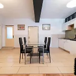 公寓 2 Bedroom Awesome In *