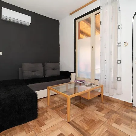 2 Bedroom Gorgeous In Apartment Benkovac